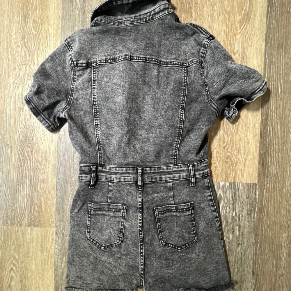Unbranded Denim Romper Women Small Gray Acid Wash Raw Hem Short Sleeve Utility - Picture 5 of 6